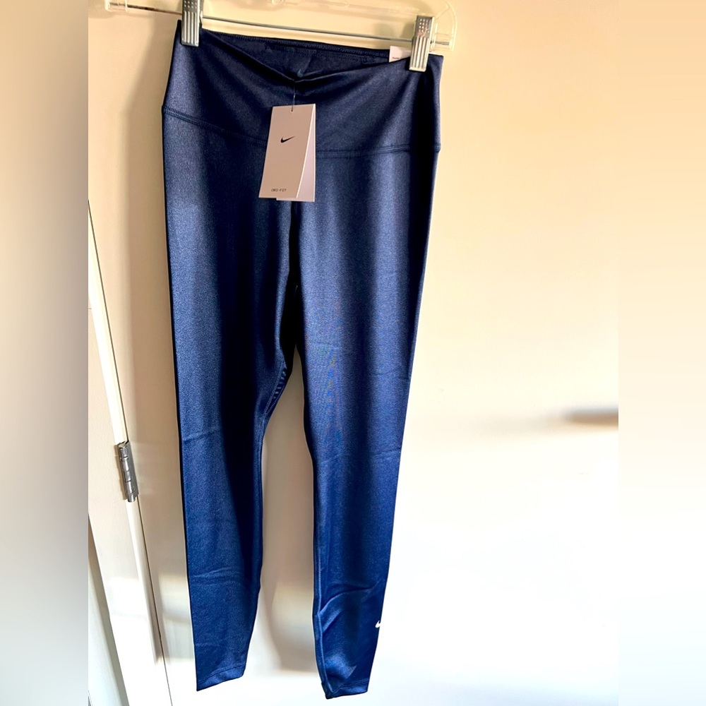 NEW with TAGS WMS Nike full length Nike Mid Rise Navy leggings. Size XS.